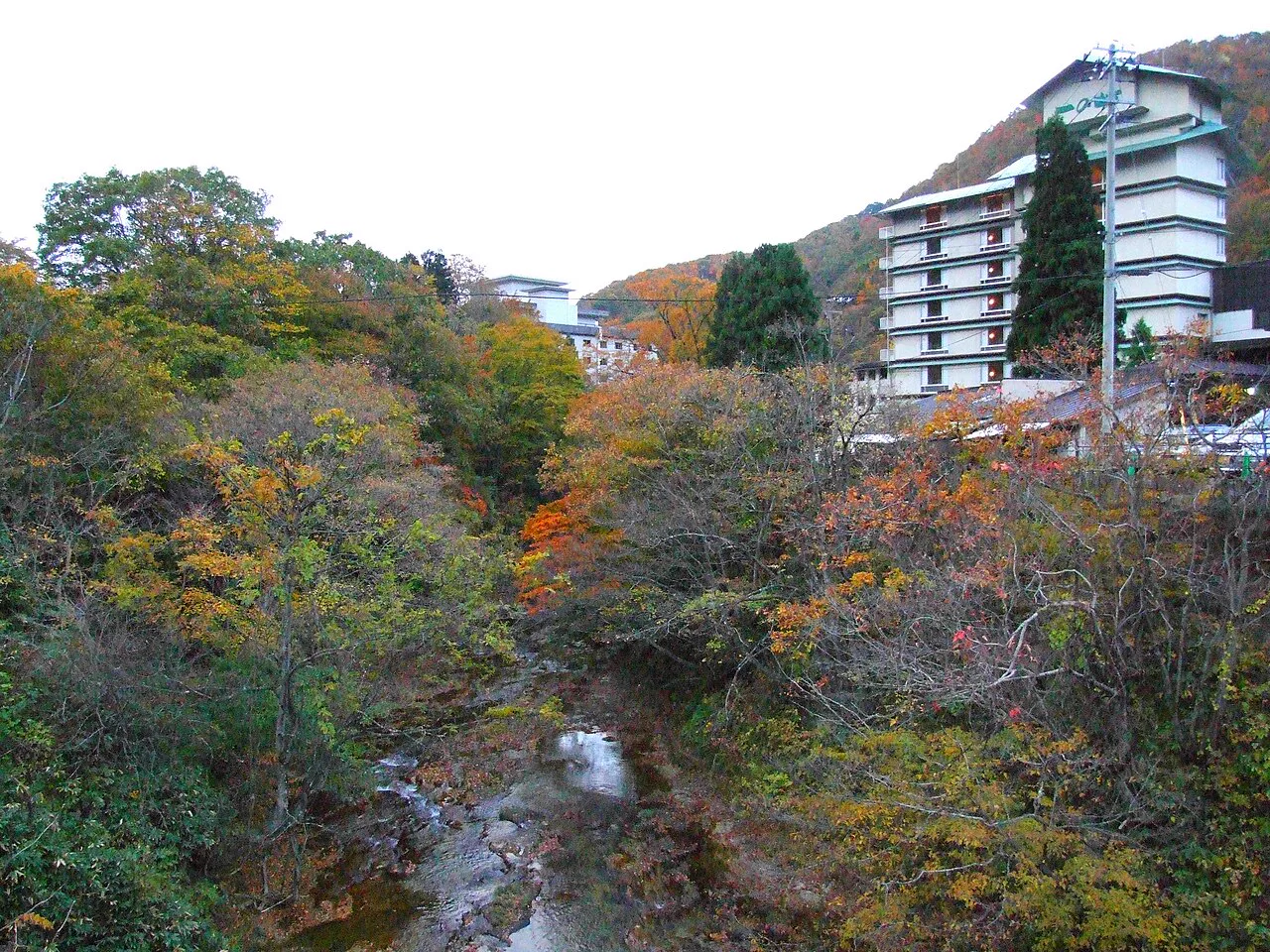 히로세강 계곡을 따라 자리한 사쿠나미 온천 료칸