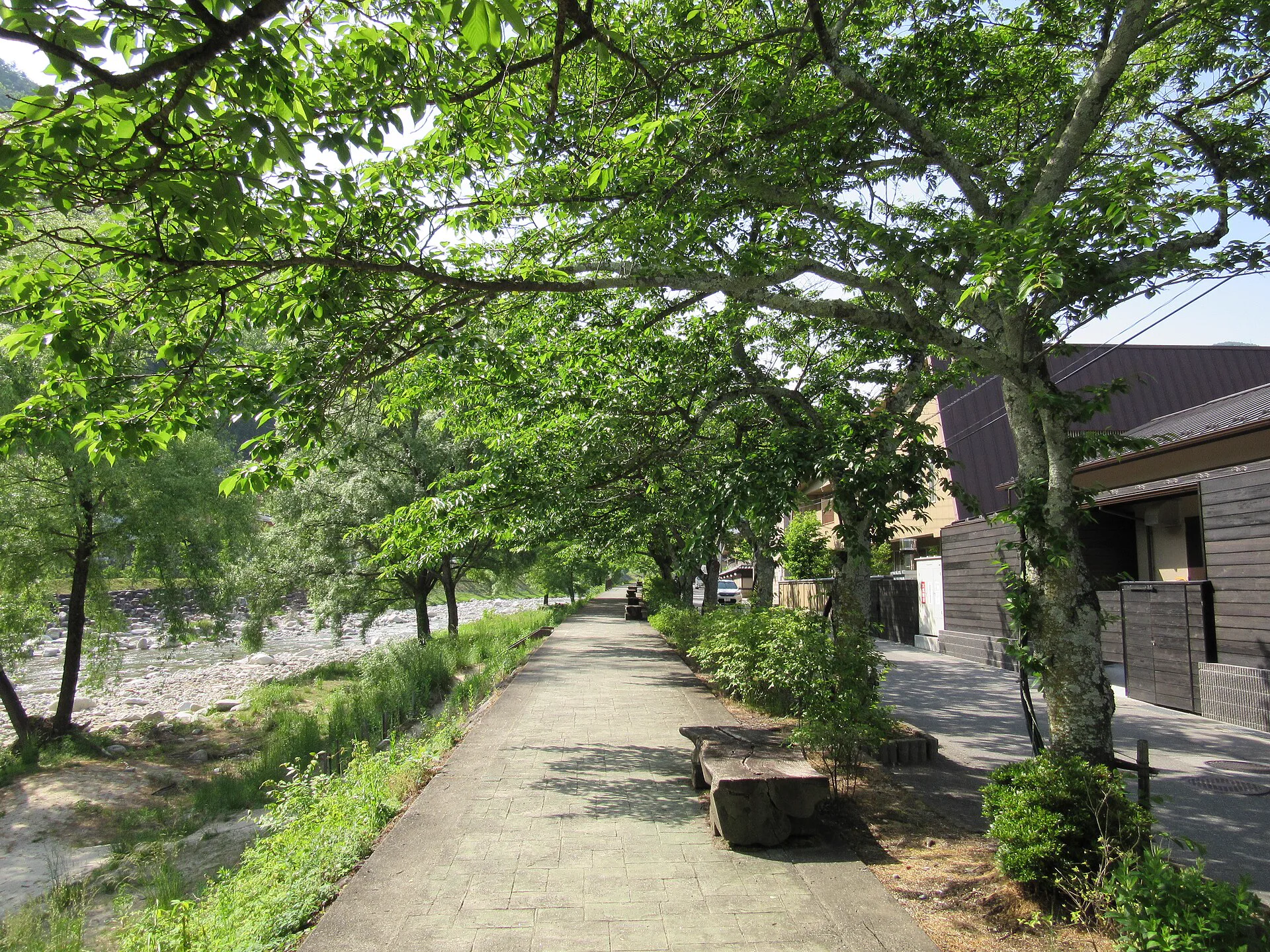 히루가미 온천과 아치강 주변 풍경