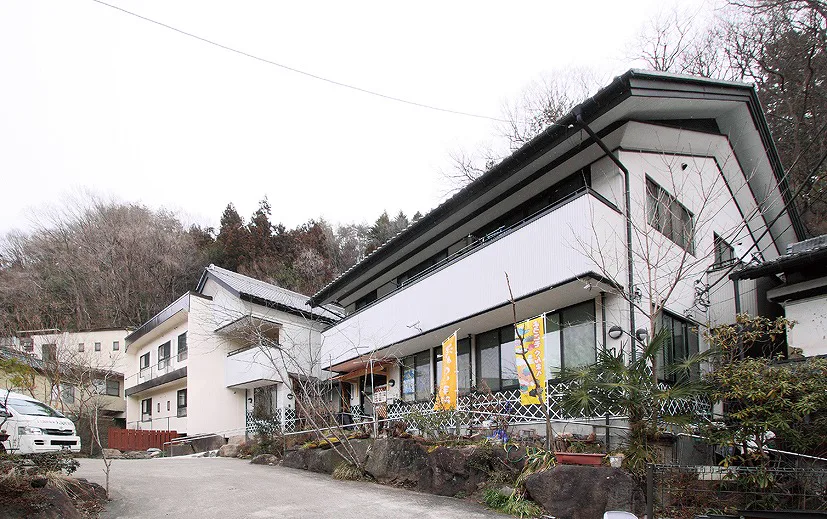 유주쿠 온천 오다키야 료칸 당일치기 완벽 가이드｜2026년 요금, 두 원천 열교환, 홀짝일 남녀탕 구분, 전세탕 및 문신 군마현 미나카미정 유주쿠 온천의 **오다키야 료칸**. 이 곳의 가장 큰 특징은 소형 온천 요양 료칸임에도 불구하고 **쿠와유 원천**과 자체 **다키 원천**이라는 두 가지 다른 온천수 성분을 동시에 사용하고 있다는 점입니다. 그리고 이를 통해...