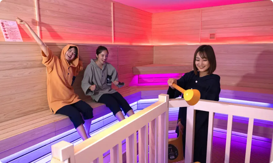 나가사키 YUKULU 프리미엄 Sauna Light and Sound Sauna의 목재 좌석 및 조명 공간