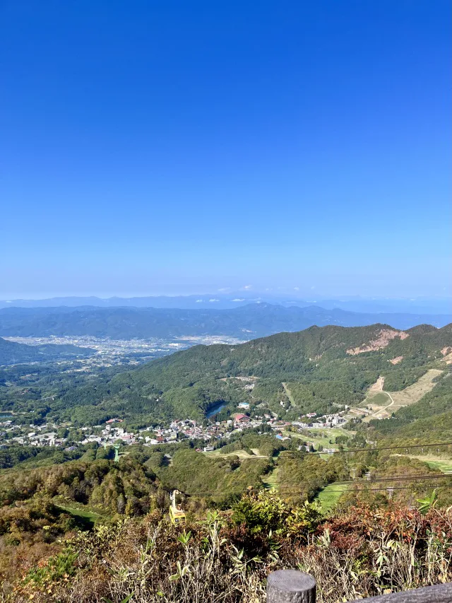 가을 도리카부토산 전망대에서 내려다본 야마가타 분지와 물든 산비탈