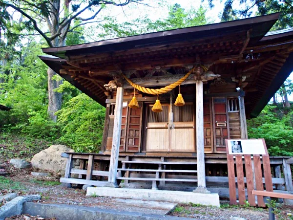 겨울 적설 속의 자오 온천 시모노유 공동탕으로, 입구 옆에서 온천 김과 족욕 구역이 보입니다