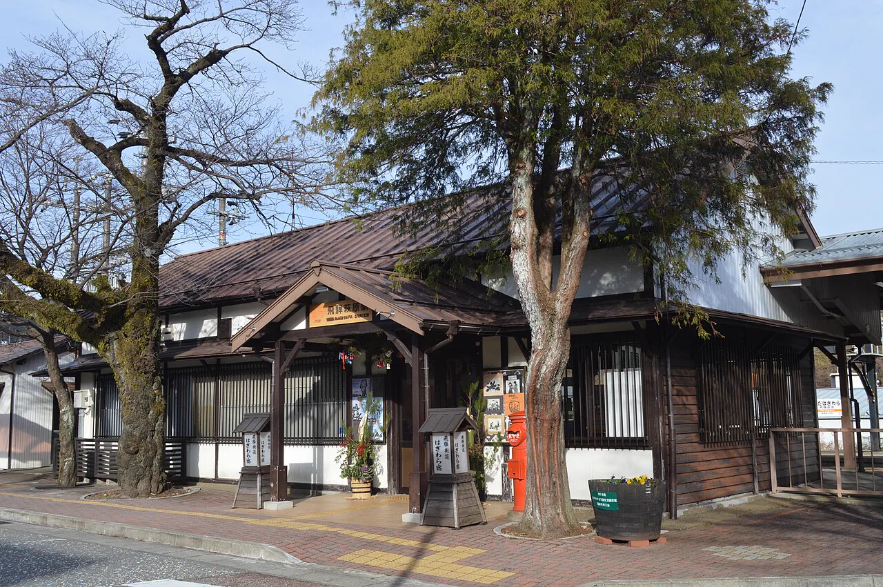 다카야마 본선 히다하스하라 역은 미키노사토 숙박 손님을 위한 셔틀(송영)을 이용하는 가장 가까운 역입니다.