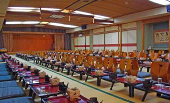 후다강과 게로 온천 거리 연안의 료칸 경관을 살펴보면, 후가쿠는 강 전망 노천탕을 제공하되 상대적으로 높은 이동 비용을 감수해야 한다는 점을 알 수 있습니다.