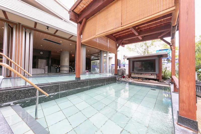 리조트 캐널 리조트(Resort Canal Resort)의 노천탕 '나레노유'는 다마가와 천연온천 사용을 명시한 욕조입니다.